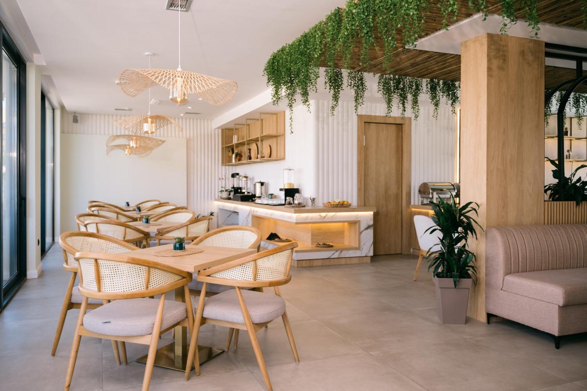 Hotel Teuta Улцинь Екстер'єр фото