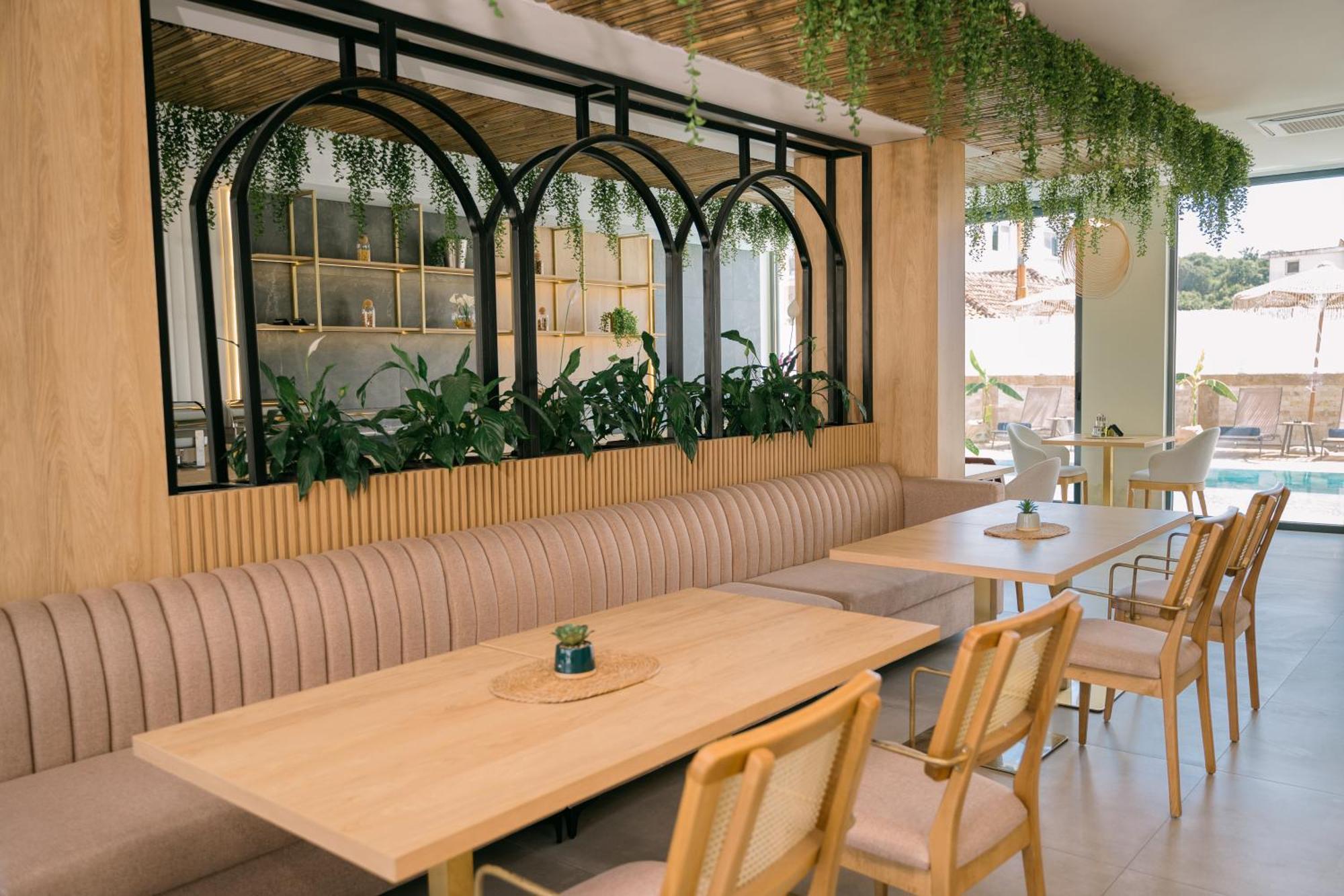 Hotel Teuta Улцинь Екстер'єр фото