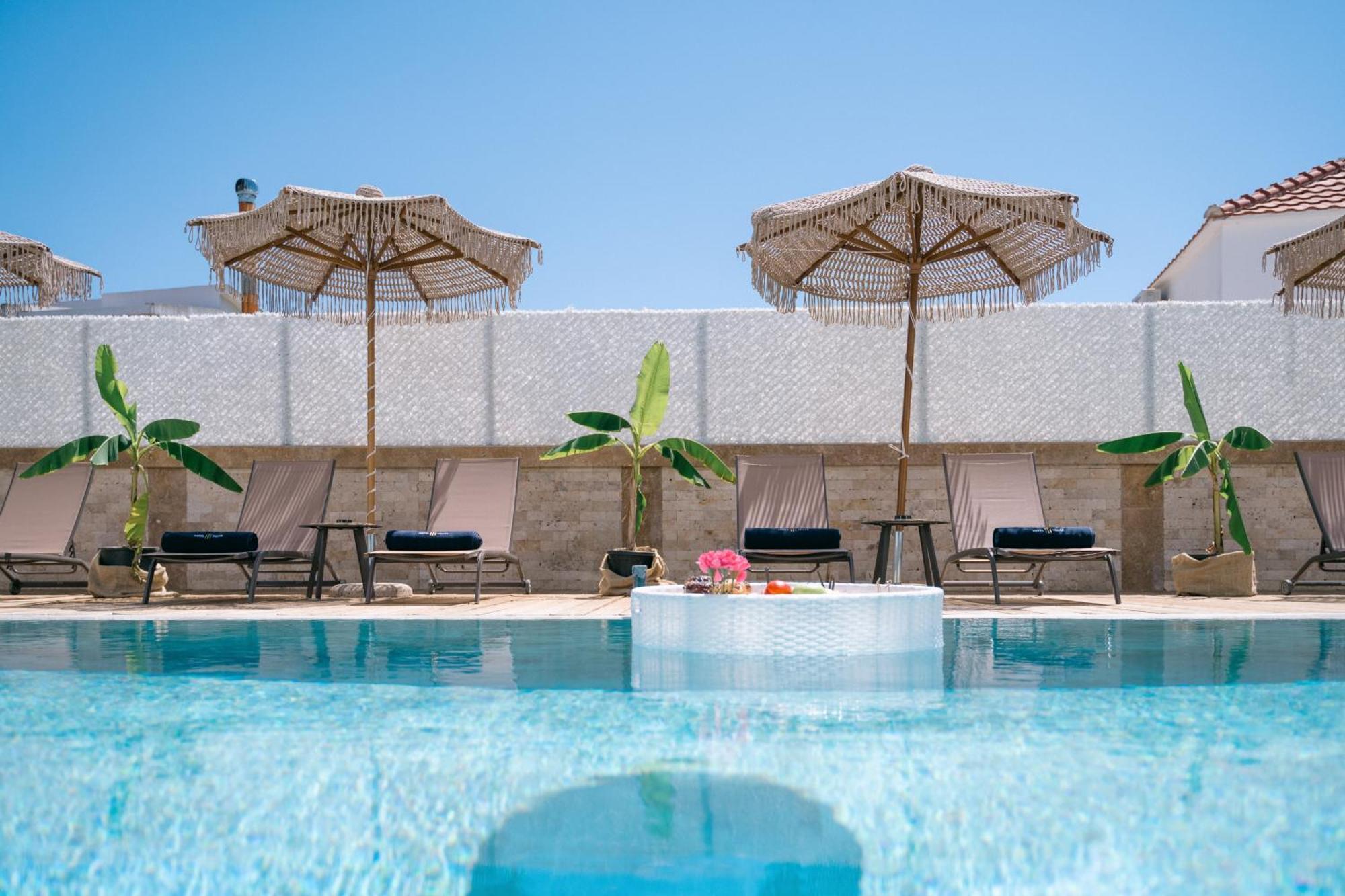 Hotel Teuta Улцинь Екстер'єр фото
