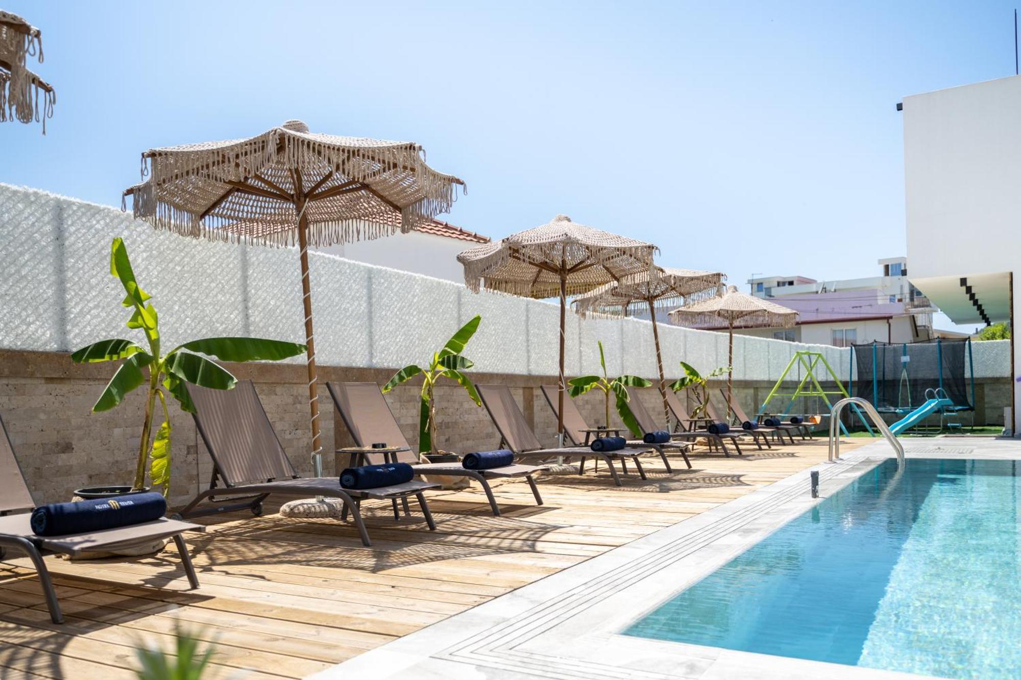 Hotel Teuta Улцинь Екстер'єр фото