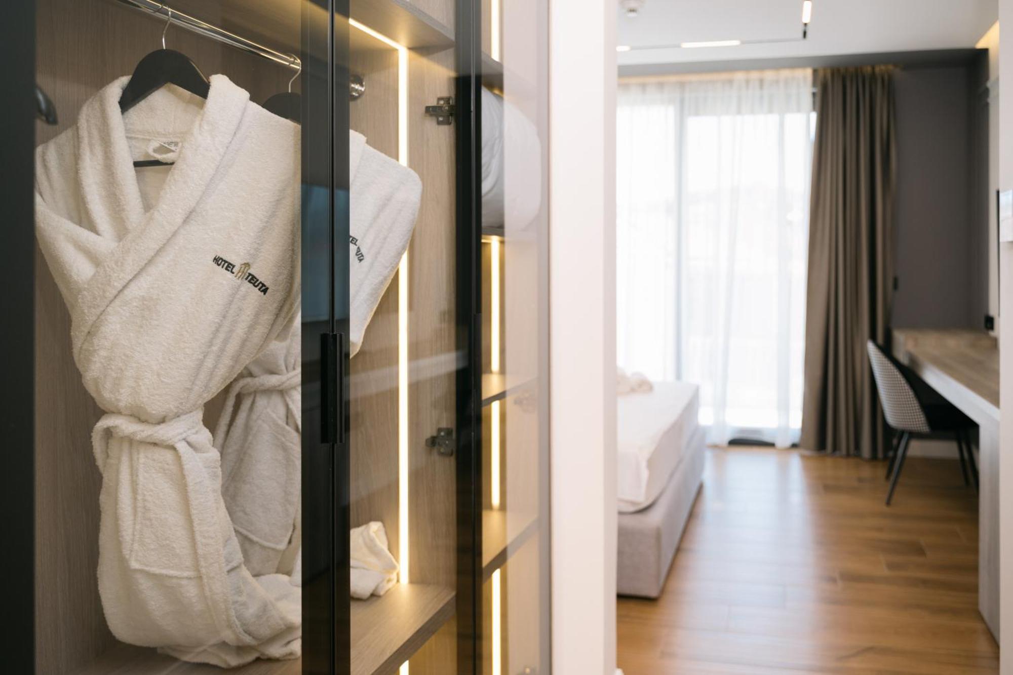 Hotel Teuta Улцинь Екстер'єр фото