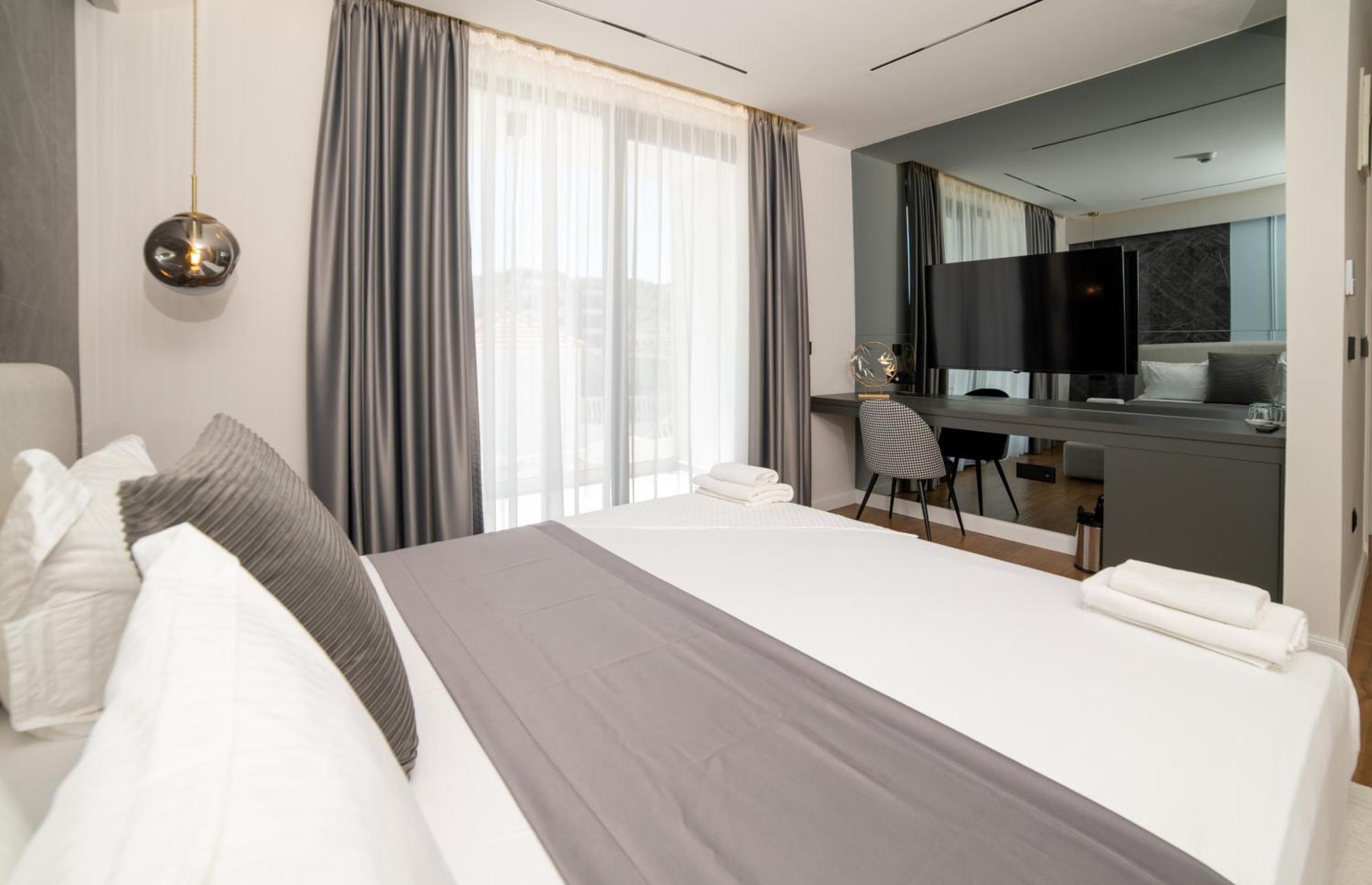 Hotel Teuta Улцинь Екстер'єр фото
