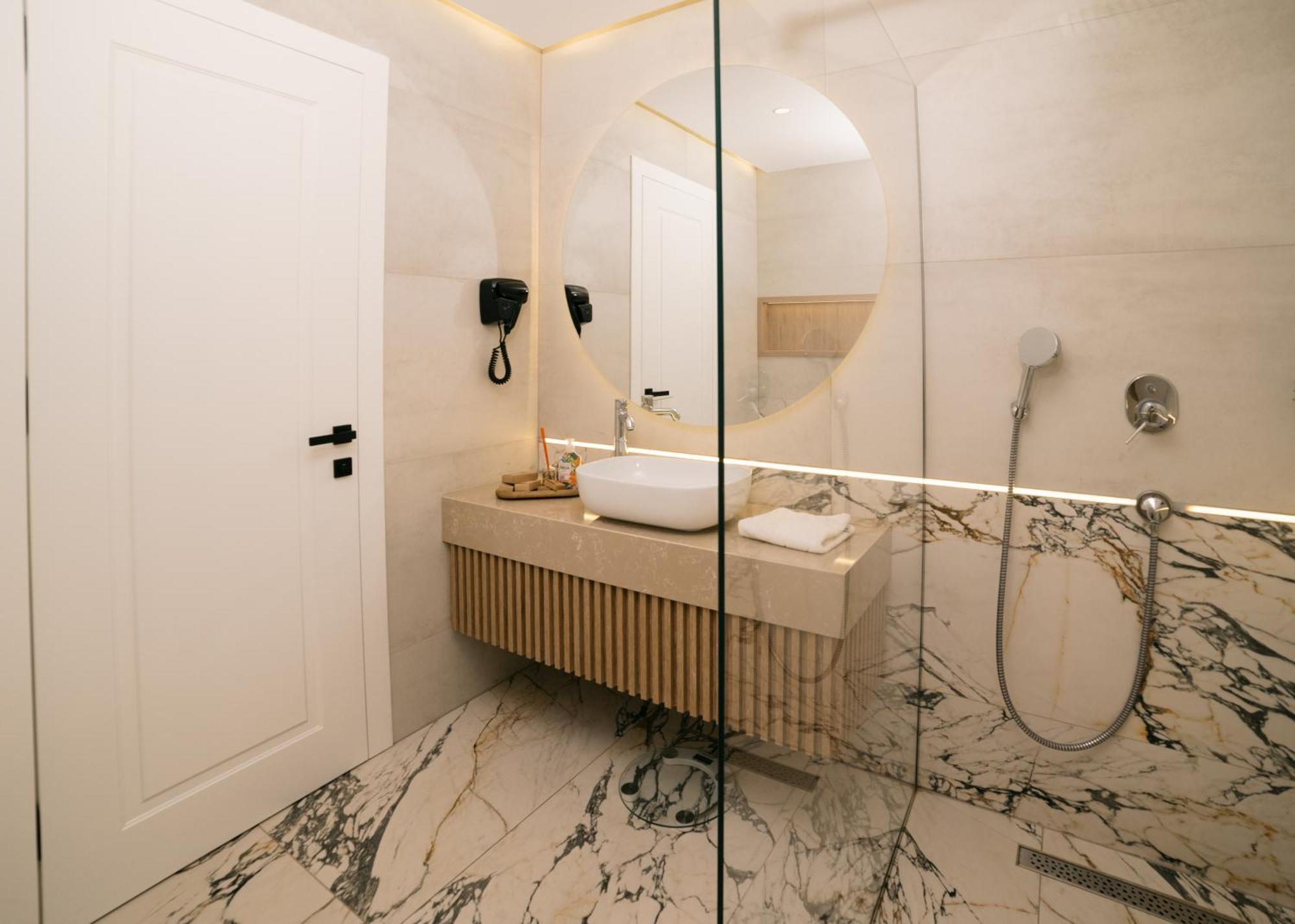 Hotel Teuta Улцинь Екстер'єр фото